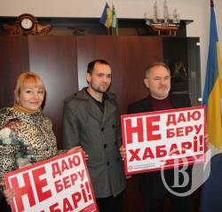 Суддям пропонують хабарі. Але не всім. Вони беруть до рук таблички - фото, відео Суддям пропонують хабарі. Але не всім. Вони беруть до рук таблички - фото, відео